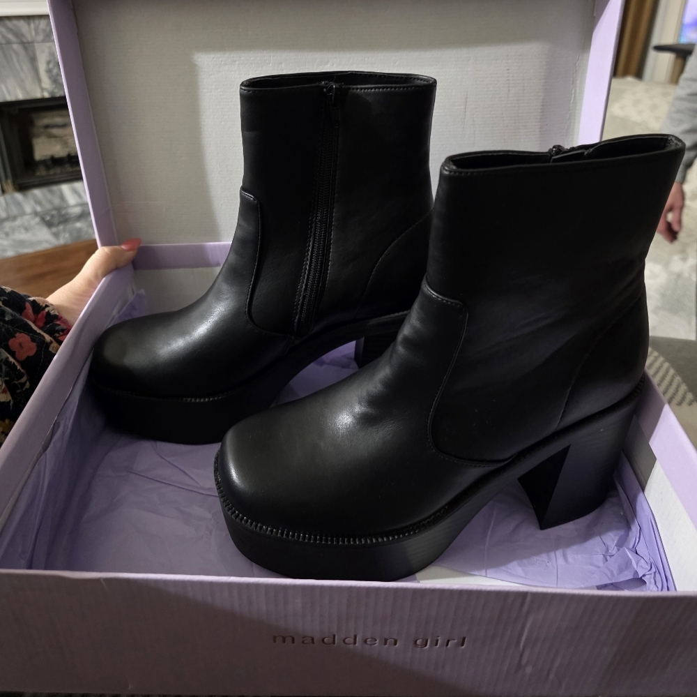 Madden Girl Black Platform Heeled Boots Sz 8.5